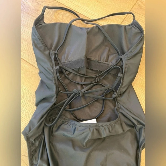 J crew NWT
Black one piece swimsuit
Criss cross tie up back
Size 10 - Picture 4 of 7